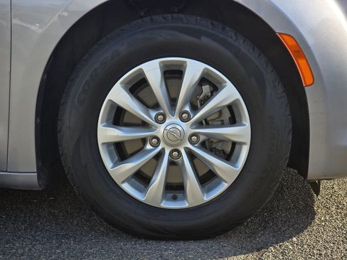 Used 2019 Chrysler Pacifica Touring-L image 9