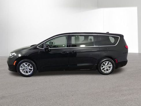 Used 2024 Chrysler Pacifica Touring-L FWD image 13