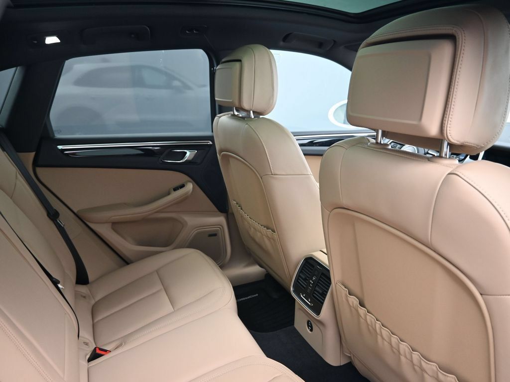 Certified 2026 Porsche Macan AWD/4WD image 7
