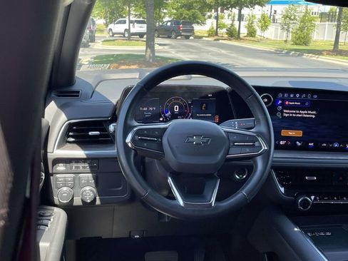 Used 2025 Chevrolet Suburban Z71 AWD/4WD image 18