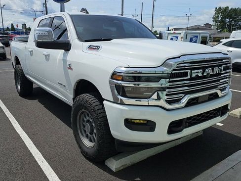 Used 2025 RAM 2500 Laramie AWD/4WD image 3