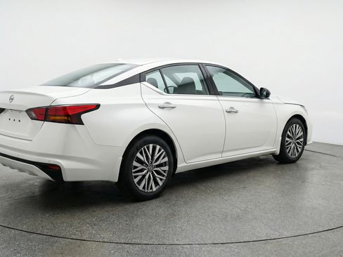Used 2025 Nissan Altima 2.5 SV image 9