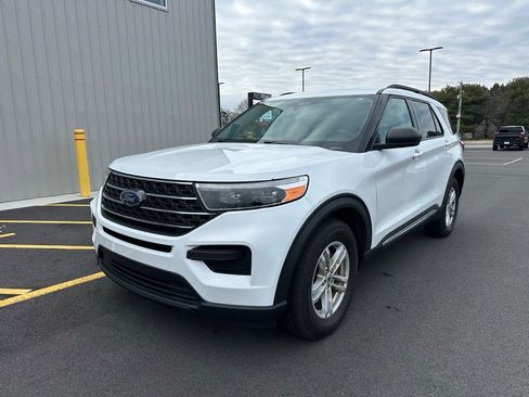 Used 2023 Ford Explorer XLT image 3