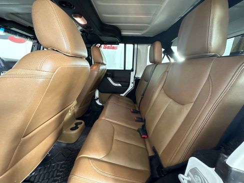 Used 2017 Jeep Wrangler Unlimited Rubicon w/ Connectivity Group AWD/4WD image 41