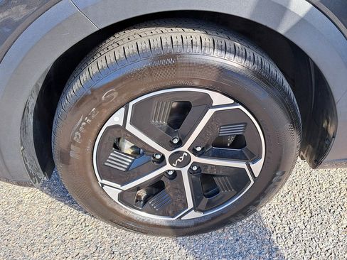 Used 2024 Kia Niro EX image 31