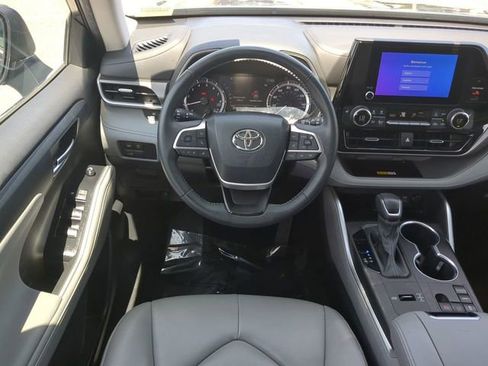 Used 2023 Toyota Highlander FWD image 16