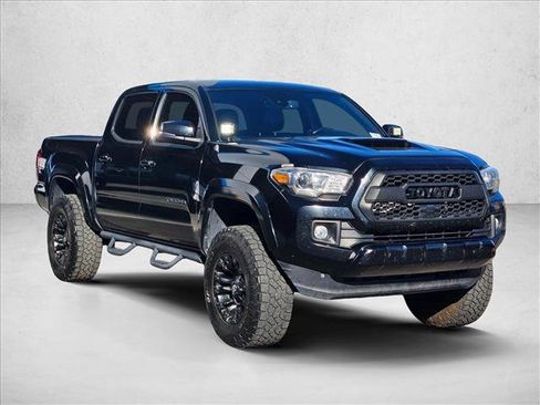 Used 2019 Toyota Tacoma TRD Sport image 3
