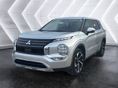 Used 2022 Mitsubishi Outlander SE image 1