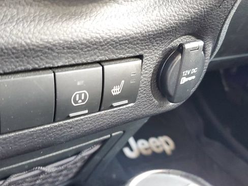 Used 2017 Jeep Wrangler Sahara w/ Connectivity Group AWD/4WD image 25