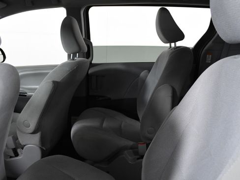Used 2020 Toyota Sienna L image 21