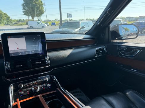 Used 2018 Lincoln Navigator Select AWD/4WD image 11