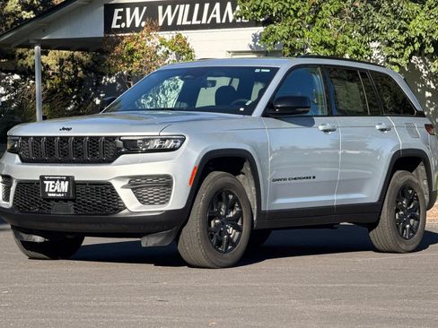 Used 2025 Jeep Grand Cherokee Altitude AWD/4WD image 8