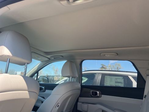 Used 2025 Kia Sorento S w/ Panoramic Sunroof Package image 8
