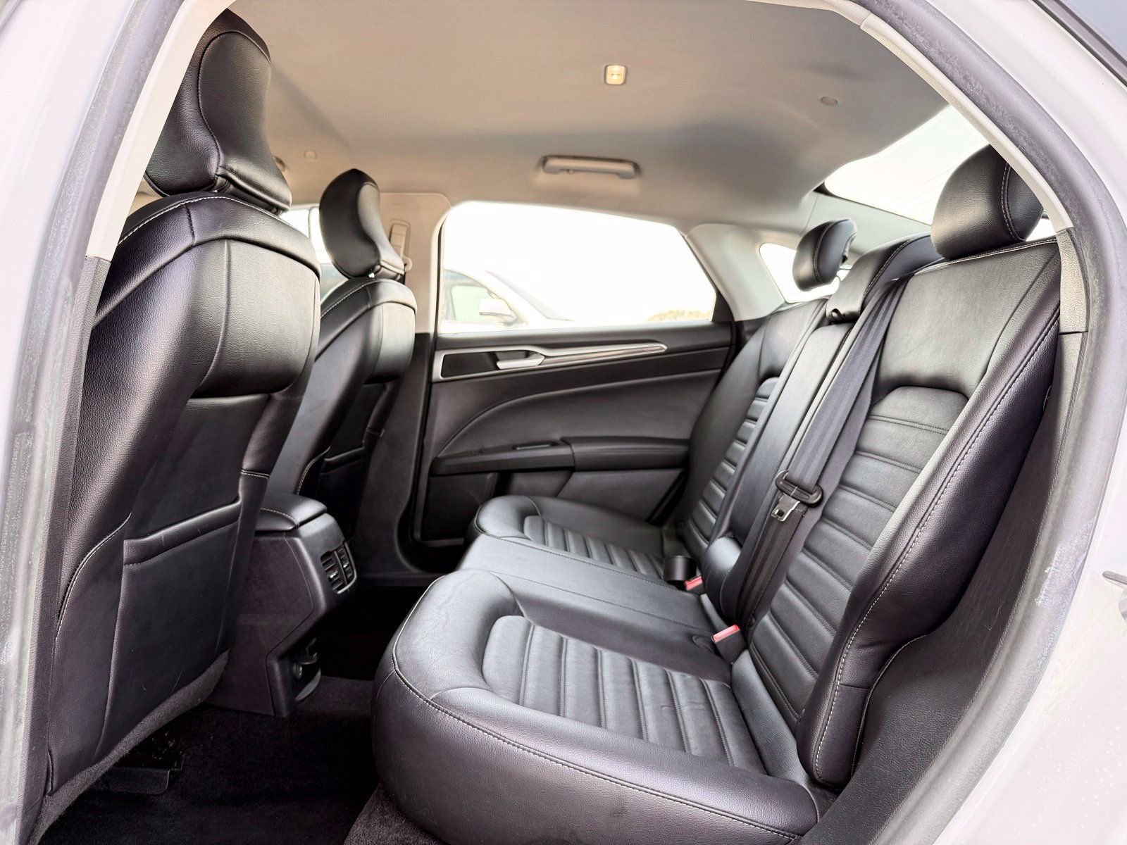Used 2018 Ford Fusion SE w/ Equipment Group 602A FWD image 16
