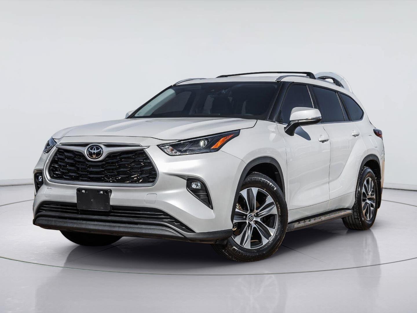 Used 2023 Toyota Highlander XLE FWD image 1