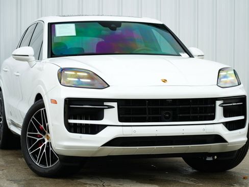 Used 2024 Porsche Cayenne S w/ Premium Package Plus image 4