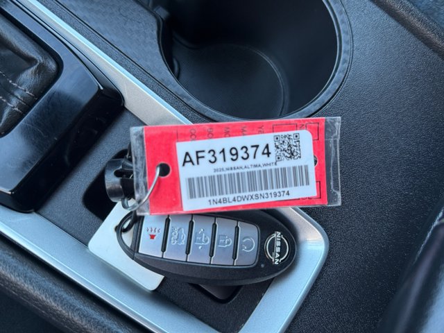 Used 2025 Nissan Altima 2.5 SV AWD/4WD image 17
