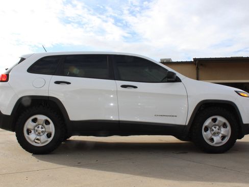 Used 2017 Jeep Cherokee Sport w/ Cold Weather Group image 18