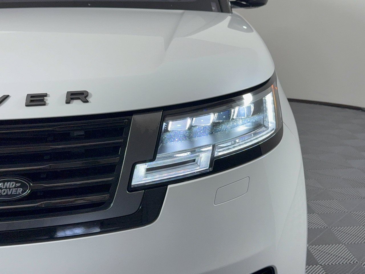 Used 2023 Land Rover Range Rover SV AWD/4WD image 12