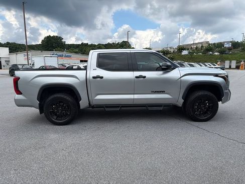 Used 2022 Toyota Tundra SR5 w/ SR5 Convenience Package AWD/4WD image 9