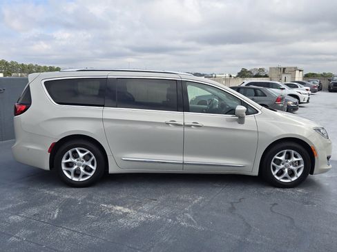 Used 2017 Chrysler Pacifica Touring-L Plus w/ Advanced Safetytec Group image 10
