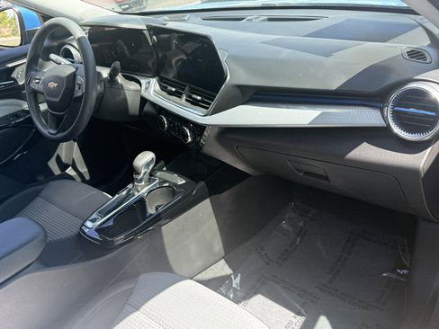 Used 2025 Chevrolet Trax LT FWD image 26