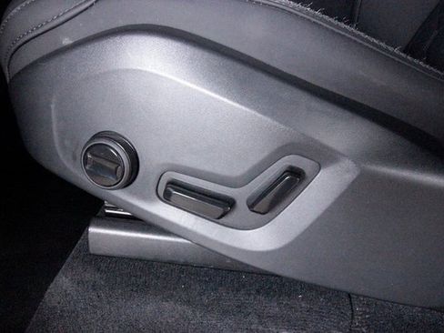 Certified 2025 Volvo XC90 B6 Plus image 13