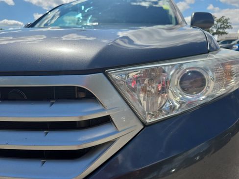 Used 2012 Toyota Highlander SE w/ Tow Pkg FWD image 29