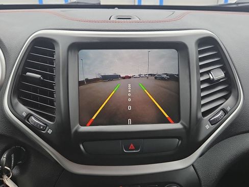 Used 2016 Jeep Cherokee Trailhawk image 24