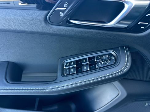 Certified 2025 Porsche Macan image 12