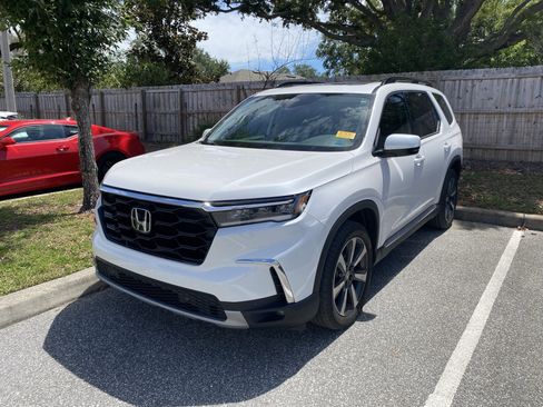 Used 2025 Honda Pilot Touring image 13
