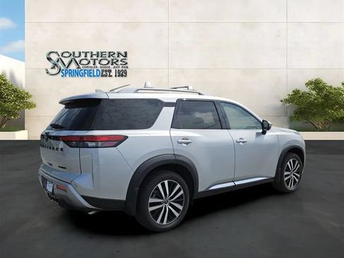 Used 2025 Nissan Pathfinder Platinum w/ Black Appearance Package FWD image 5