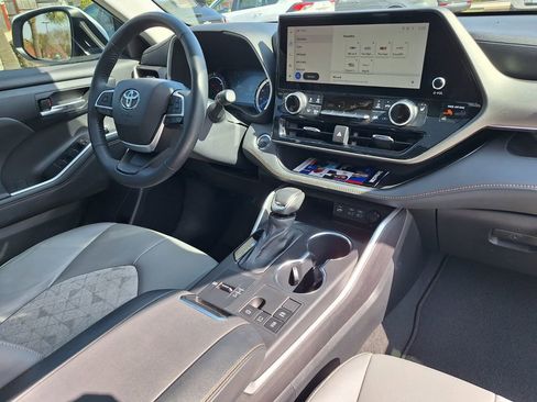 Used 2023 Toyota Highlander Bronze Edition image 28