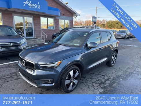Used 2021 Volvo XC40 T5 Momentum w/ Premium Package image 1