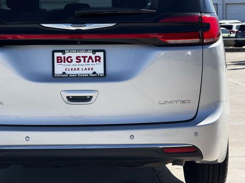 Used 2023 Chrysler Pacifica Limited image 11