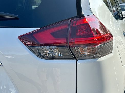 Used 2019 Nissan Rogue SL w/ Premium Package image 32