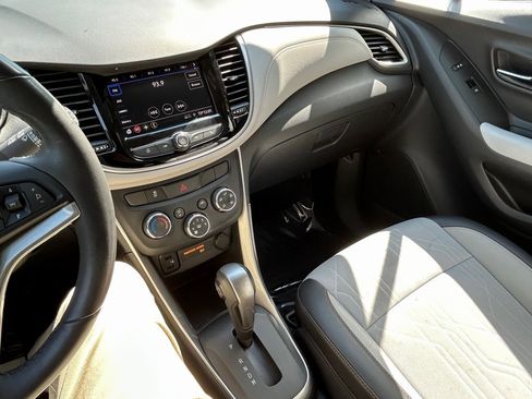 Used 2022 Chevrolet Trax LT w/ LT Convenience Package image 15