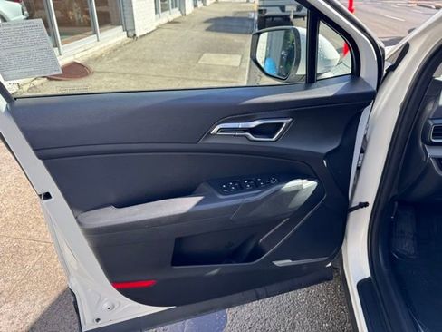 Used 2024 Kia Sportage LX image 8