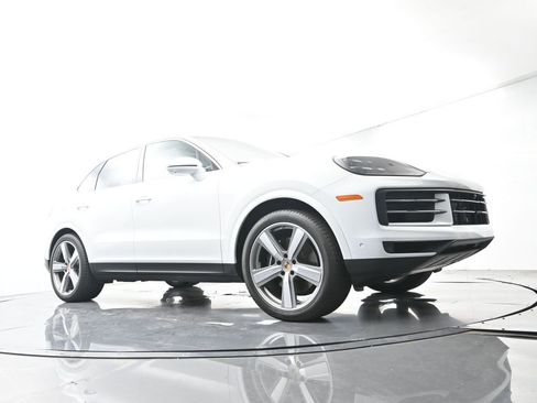 Certified 2025 Porsche Cayenne AWD/4WD image 52