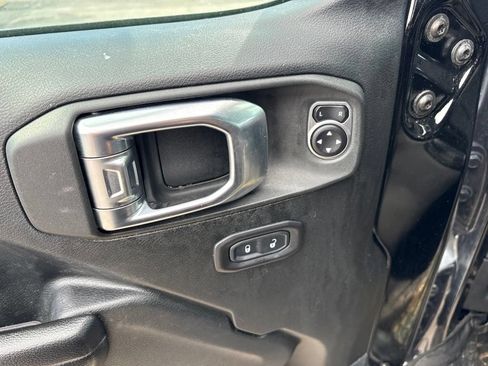 Used 2018 Jeep Wrangler Unlimited Sport S AWD/4WD image 14