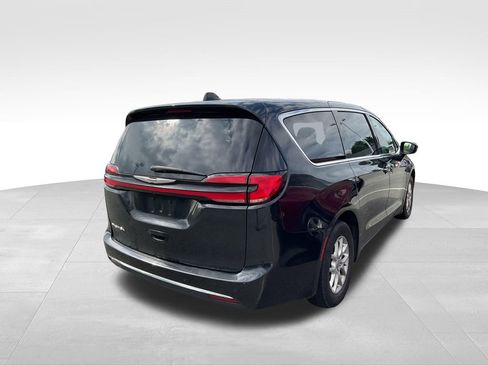 Used 2023 Chrysler Pacifica Touring-L image 9