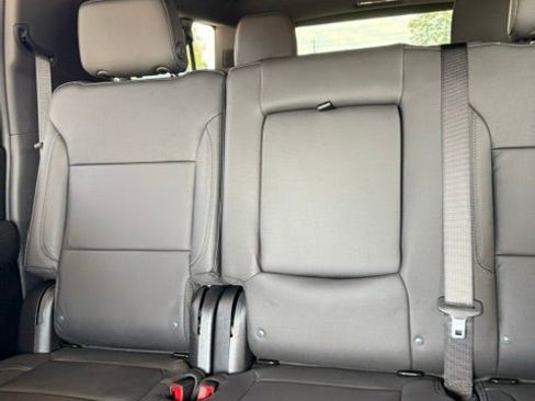Used 2025 Chevrolet Suburban LT RWD image 16