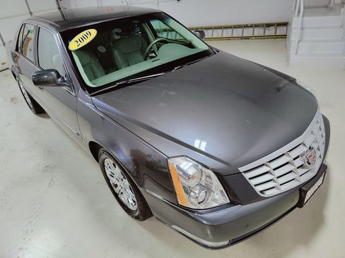 Used 2009 Cadillac DTS w/ Trunk Convenience Package FWD image 2