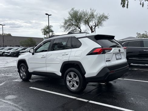 Used 2022 Toyota RAV4 XLE w/ XLE Grade Weather Package FWD image 4