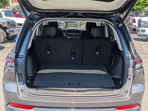 New 2023 Jeep Grand Cherokee Limited w/ Luxury Tech Group II AWD/4WD image 30
