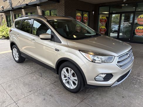 Used 2018 Ford Escape SE w/ SE Sync 3 Package FWD image 4