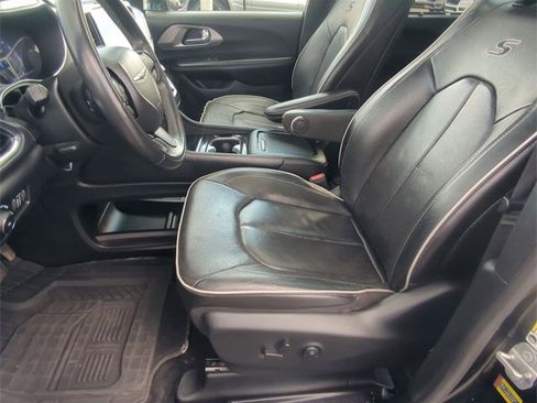 Certified 2022 Chrysler Pacifica Limited w/ Uconnect Theater Family Group image 11