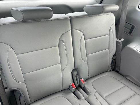 Used 2023 GMC Acadia SLT w/ Preferred Package image 8