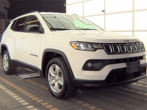 Used 2022 Jeep Compass Latitude w/ Convenience Group AWD/4WD image 3