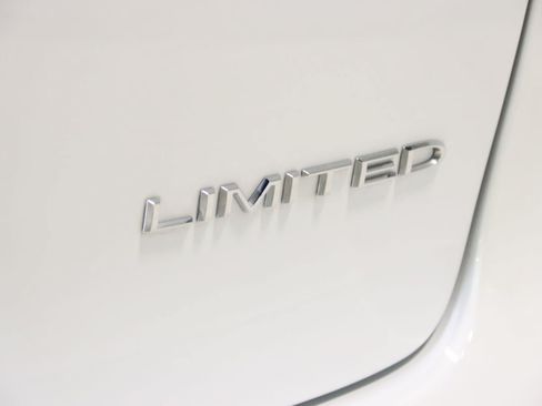 Used 2026 Chrysler Pacifica Limited FWD image 12